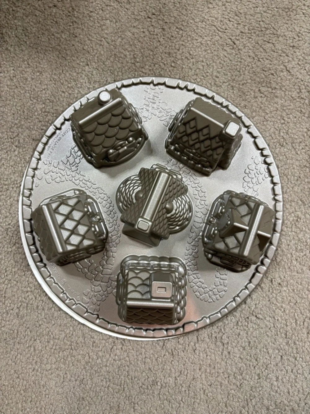 Williams Sonoma Snowy Village Holiday Mini Cottage Mold pan